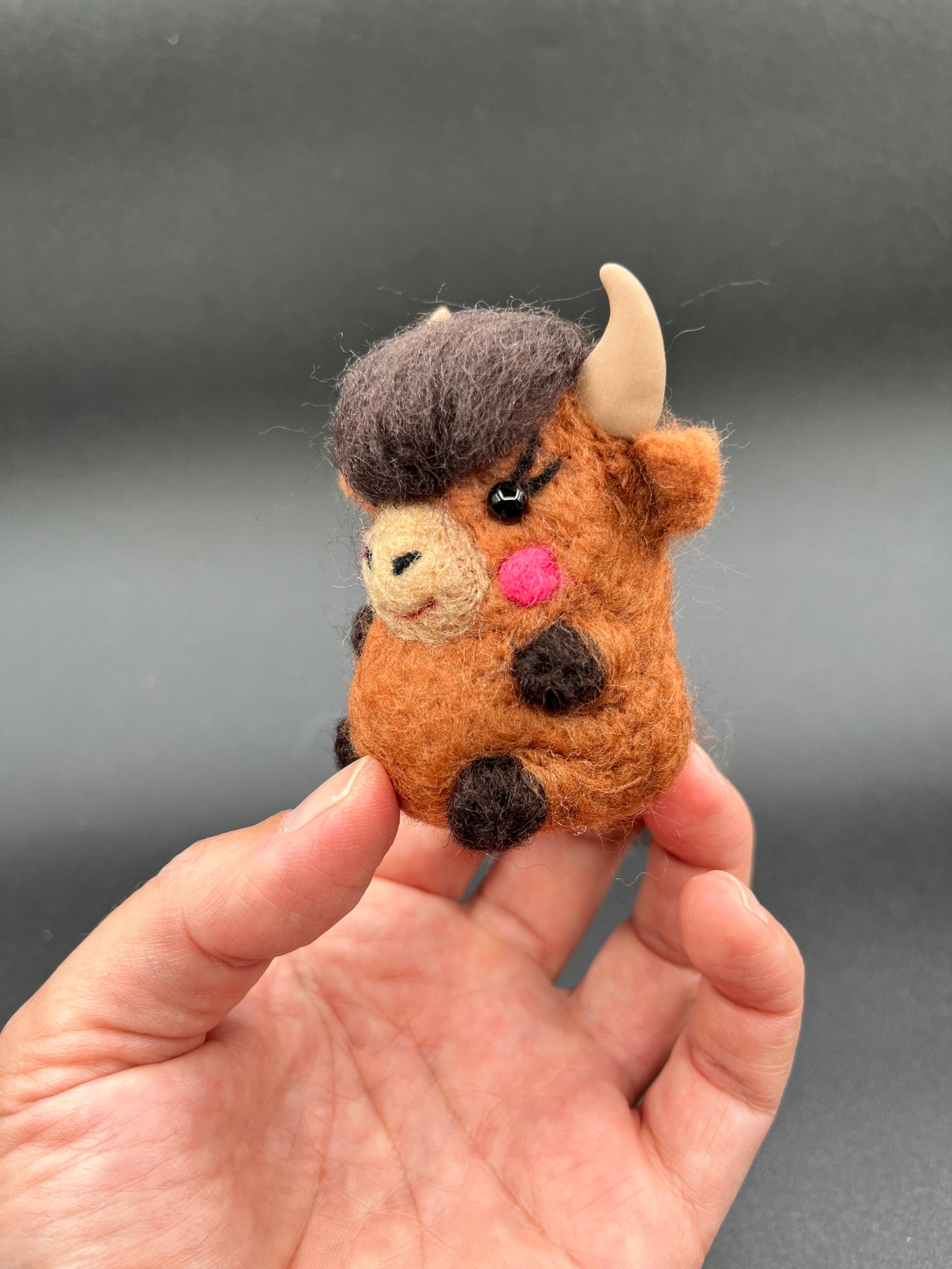 Chubby Cow Beginners Needle Felting Kit. Easy to follow printable PDF instructions & YouTube Tutorial link. All supplies included!